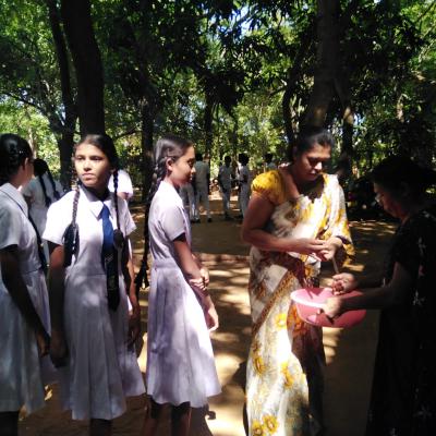 ජාත්‍යන්තර අනුග්‍රහය මත ලද රට ඉදි දරුවන්ට බෙදා දීම